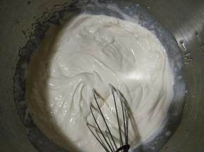 淡奶油打发至轻微流动状态。
