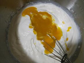 加入芒果泥搅拌均匀。