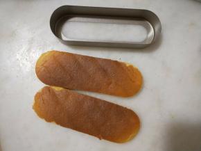 模具印出2块蛋糕片。