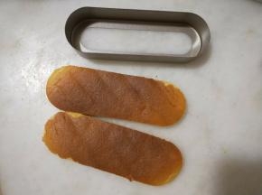 模具印出2块蛋糕片。