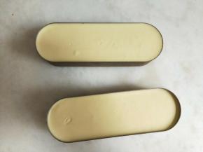 先放入一片蛋糕片，再倒入慕斯液，放入冰箱冷藏4个小时以上。