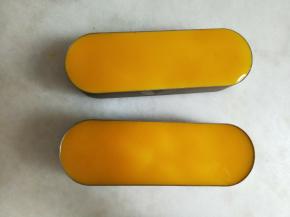 用勺子将镜面芒果泥舀入模具，入冰箱冷藏2小时。