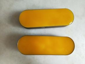 用勺子将镜面芒果泥舀入模具，入冰箱冷藏2小时。