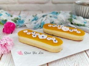 表面装饰上翻糖花和糖珠即可。