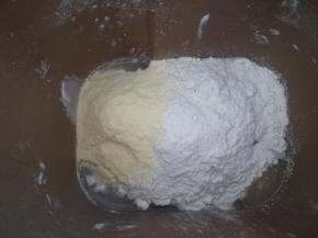 后油法，除黄油外，所有材料倒入面包桶中，启动面包机和面程序，面团扩展阶段加入黄油，揉出膜。