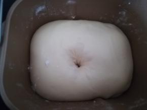 面团发酵一个小时，手指沾干粉，戳洞。不回缩，不塌陷，即可。