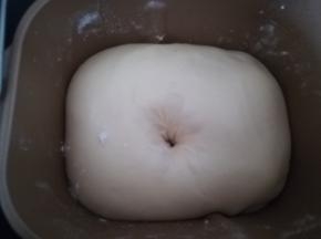 面团发酵一个小时，手指沾干粉，戳洞。不回缩，不塌陷，即可。