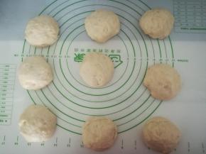 分成九个面团，揉匀，滚圆。松弛15分钟。