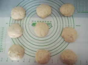 分成九个面团，揉匀，滚圆。松弛15分钟。