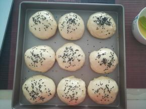 刷蛋液，撒上黑芝麻，放入预热好的海氏C40烤箱，170℃。20分钟。即可。