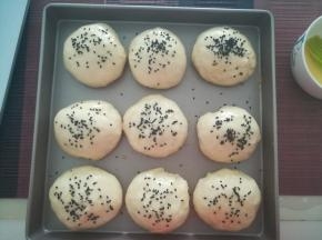 刷蛋液，撒上黑芝麻，放入预热好的海氏C40烤箱，170℃。20分钟。即可。