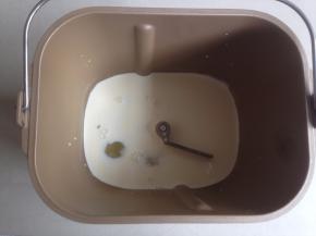 牛奶、淡奶油、蛋清、糖和盐倒入面包桶里（牛奶量要根据面粉吸水量而定）