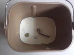 牛奶、淡奶油、蛋清、糖和盐倒入面包桶里（牛奶量要根据面粉吸水量而定）