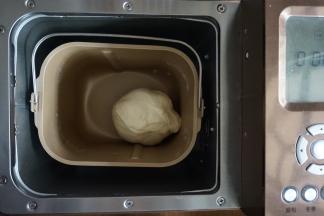 选择和面20分钟，面团和好后，在温度25-30度的环境下，发酵2倍大