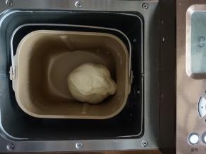 选择和面20分钟，面团和好后，在温度25-30度的环境下，发酵2倍大