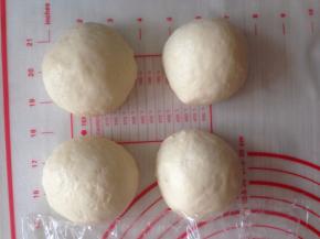 轻压排气，分成4等份，滚圆，盖上保鲜膜，松驰15分钟