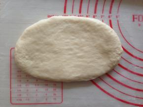 擀成椭圆形，翻面