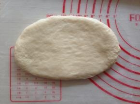 擀成椭圆形，翻面