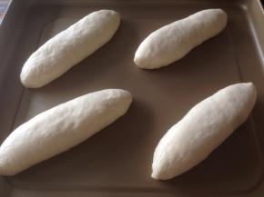 放在不粘烤盘上，放入烤箱，选择发酵温度35度，发酵45分钟左右（烤箱内放置一碗热水，增加湿度）