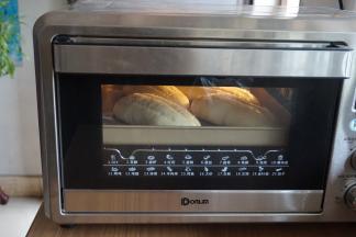 放入已经预热到180度的东菱K40C烤箱中下层，烘烤15分钟左右