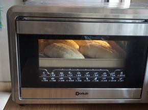 放入已经预热到180度的东菱K40C烤箱中下层，烘烤15分钟左右