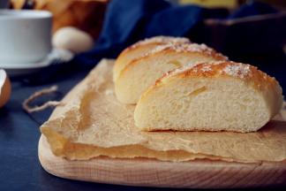 烘烤结束，面包取出晾凉，未食用的面包放进保鲜袋中，室温保存