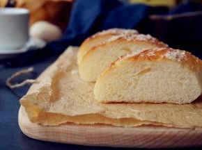 烘烤结束，面包取出晾凉，未食用的面包放进保鲜袋中，室温保存