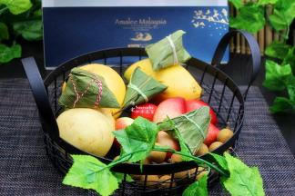 准备好食材，燕窝冰心粽子从冰箱取出解冻、各种水果、还有花茶或咖啡、冰饮等。