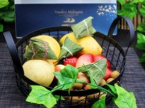准备好食材，燕窝冰心粽子从冰箱取出解冻、各种水果、还有花茶或咖啡、冰饮等。