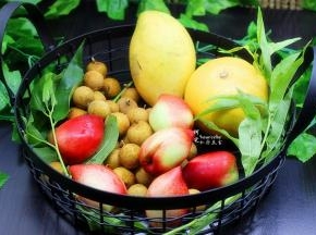 西柚、龙眼、芒果、油桃、苹果等洗净，柠檬切片用来泡茶。