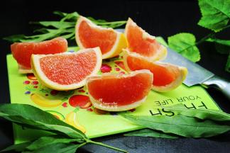 西柚切块，可以放入柠檬茶里，也可以直接吃，还能做甜品搭配下午茶。