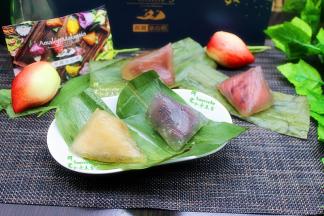 拆开的燕窝冰心粽子，晶莹剔透，非常漂亮；太诱人了，一边拆一边流口水了，再冲泡一杯柠檬西柚茶。