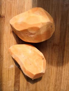 地瓜洗净去皮，一定不要有水份