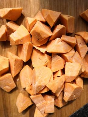 把地瓜切成大小适中的块儿