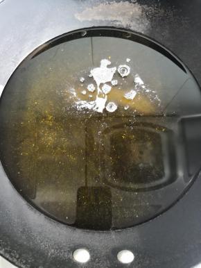 锅里放入适量的油，烧热