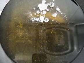 锅里放入适量的油，烧热
