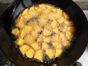 油在九分热时，把地瓜块儿下锅