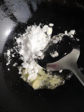 锅里留有少许油，放入白糖