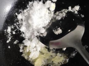 锅里留有少许油，放入白糖