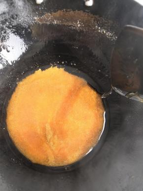 小火熬制糖呈金黄色，特别粘稠，放入炸好的地瓜块儿