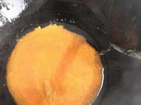 小火熬制糖呈金黄色，特别粘稠，放入炸好的地瓜块儿