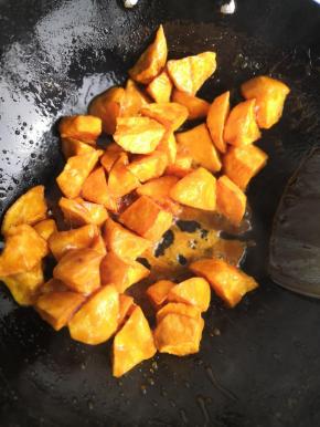 快速翻炒几下，使每块地瓜都裹上糖浆