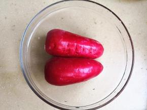 1.	水萝卜清洗干净，去掉水萝卜头上的萝卜叶子，