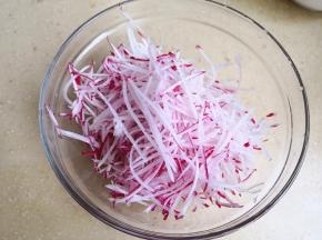 3.	放一勺盐，杀出水萝卜里的辣气，