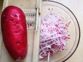 2.	用刨刀将水萝卜刨出长丝，