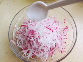 4.	大约1-2分钟，水萝卜就出水了，