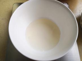 6.	米醋加入糖搅拌至糖完全融化，