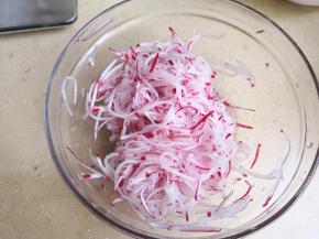 7.	倒在水萝卜上，醋能使水萝卜的颜色更好看，所以不要使用陈醋，