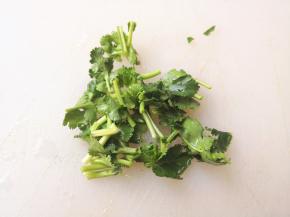 8.	香菜切成小段，