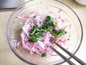 9.	放到水萝卜里一起拌匀，就可以上桌啦。